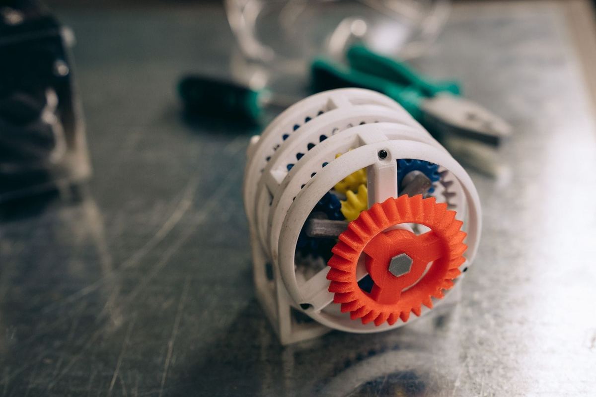 3D-gedrucktes Zahnradgetriebe auf einer Werkbank