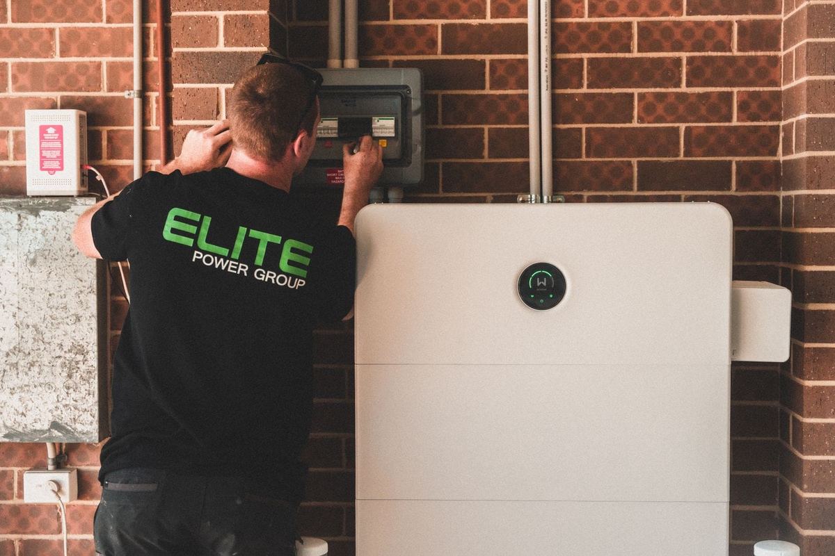 Elektriker installiert einen Batteriespeicher im Haus