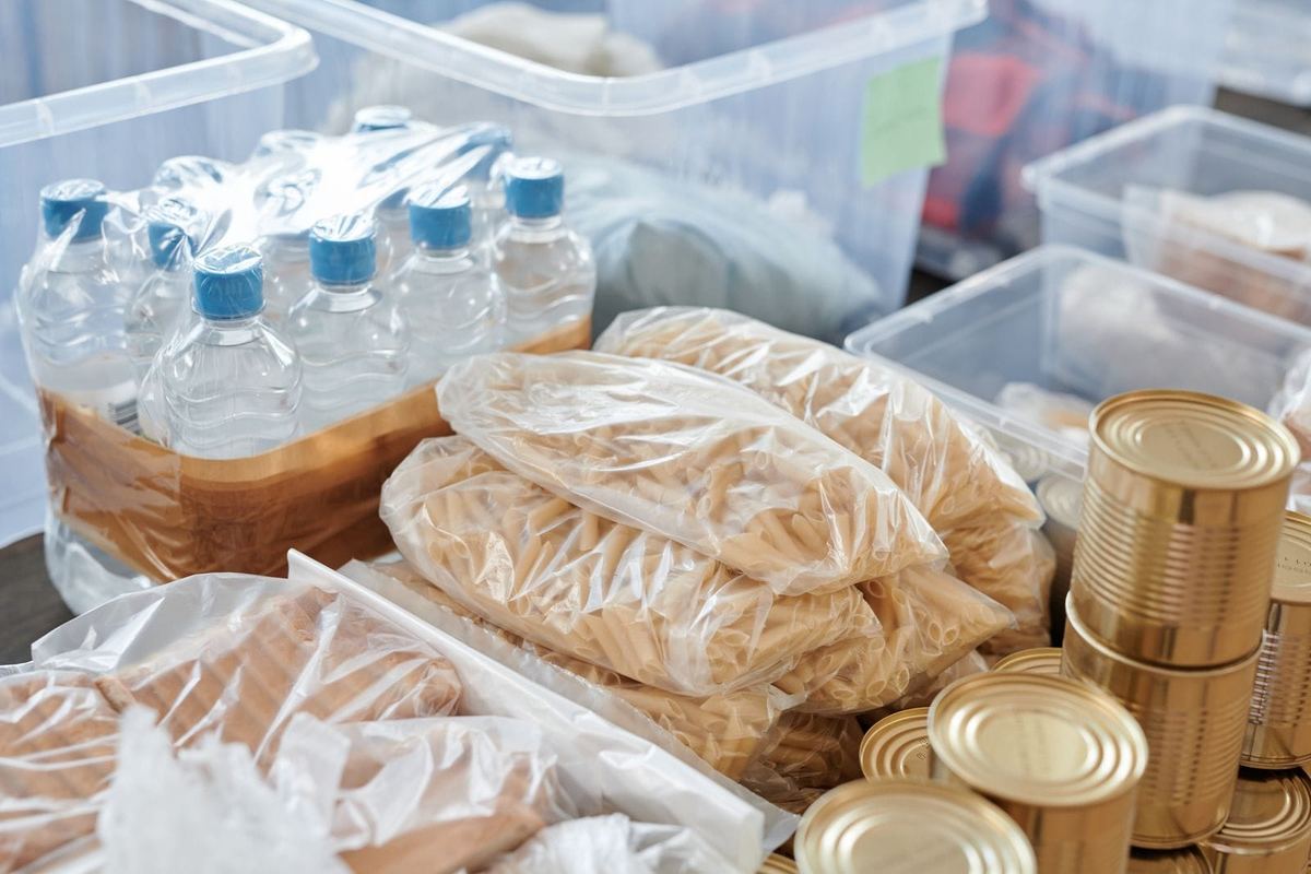 Konserven, Nudeln und Wasserflaschen in Aufbewahrungsboxen
