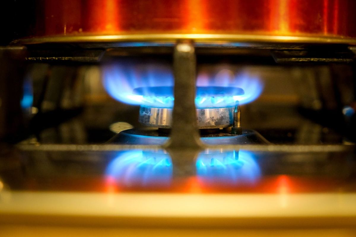 Blaue Flamme an einem Gasbrenner in Nahaufnahme
