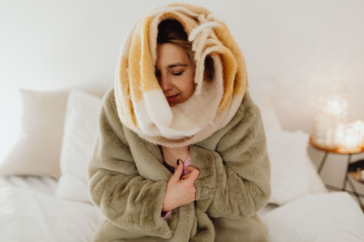 Person in eine Decke gehüllt
