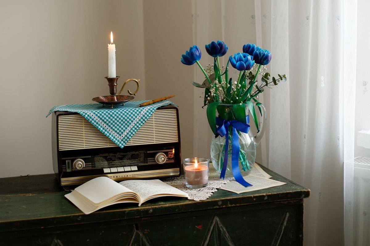 Altes Radio und Kerze auf einem Tisch