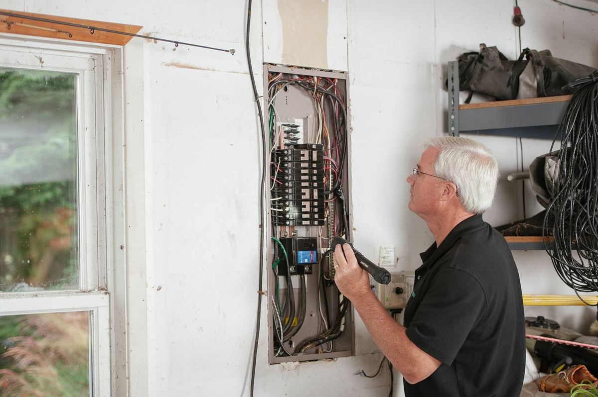 Elektriker prüft einen Sicherungskasten im Wohnhaus