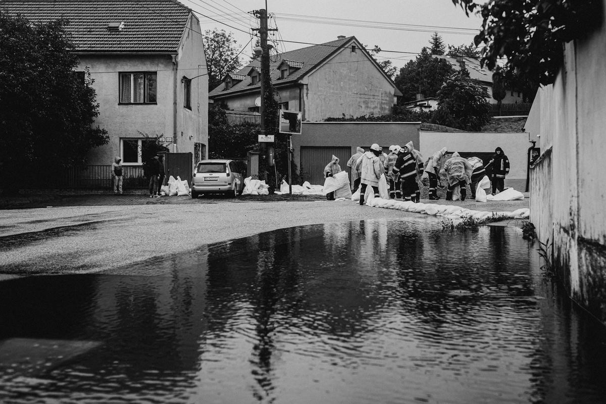 Hochwasser an einer Strasse