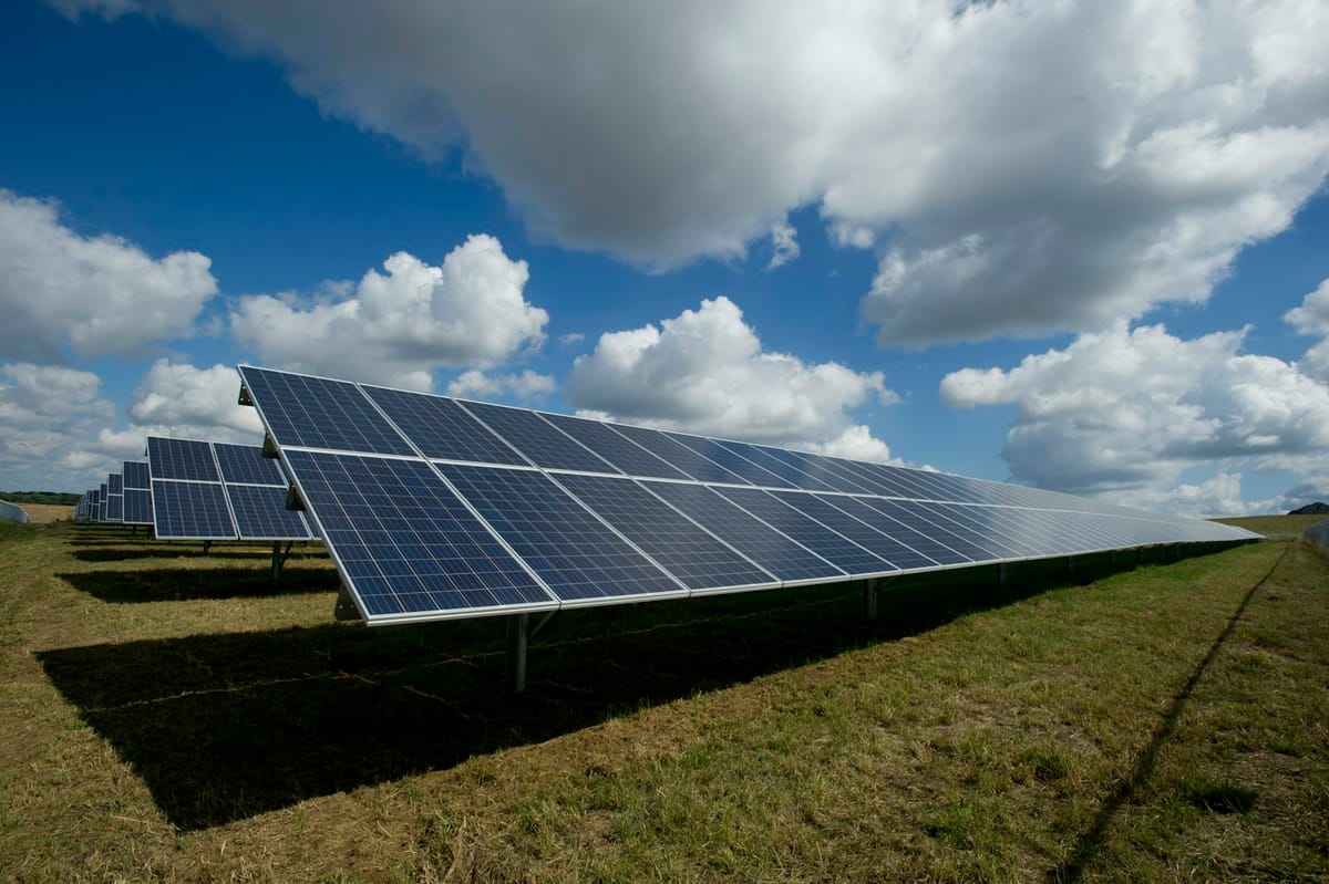 Faltbares Solarpanel im Camping-Setup