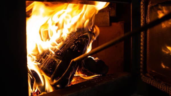 Heizen ohne Strom: Petroleum, Holz, Gas und Gel sicher nutzen