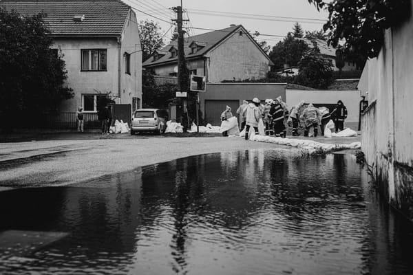 Hochwasser an einer Strasse