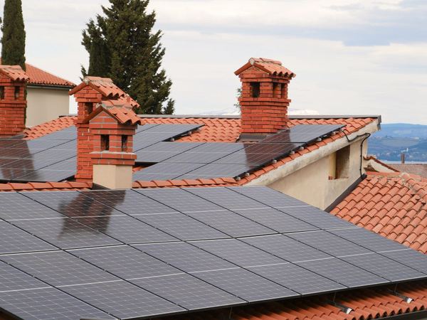Solarmodule auf Ziegeldächern mit Kaminen